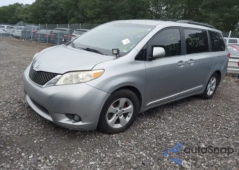 2013 Toyota Sienna Le V6 8 Passenger z USA, uszkodzony, nr VIN 5TDKK3DC8DS307315